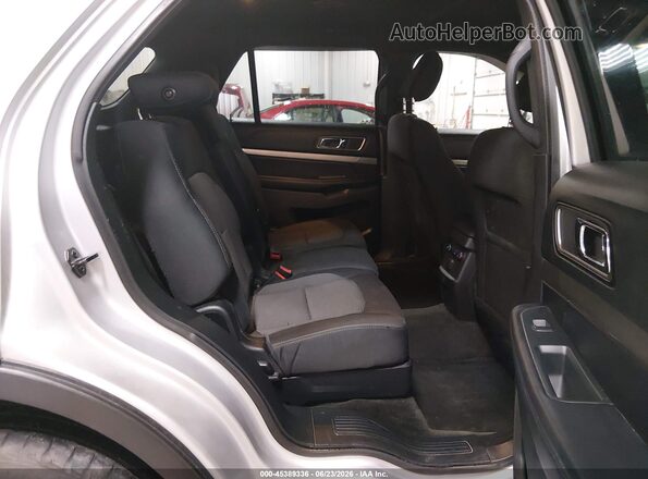 1FM5K8D83JGA92241 2018 FORD EXPLORER Silver Widok naklejki z numerem VIN