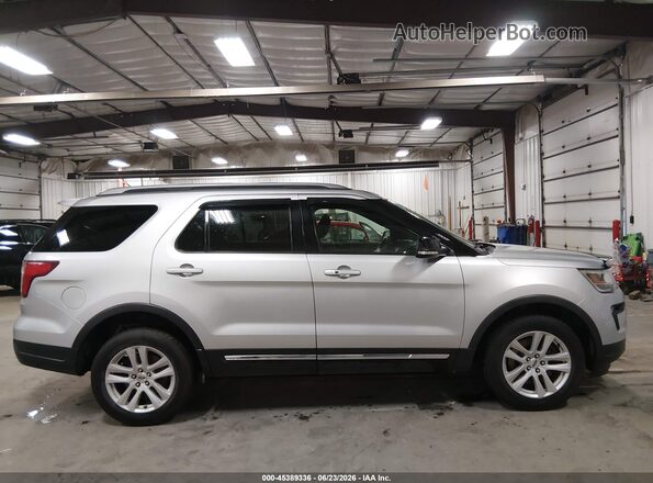 1FM5K8D83JGA92241 2018 FORD EXPLORER Silver Widok wnętrza z tyłu