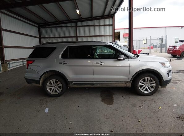 1FM5K8D85JGC07101 2018 FORD EXPLORER Silver Vista interior trasera