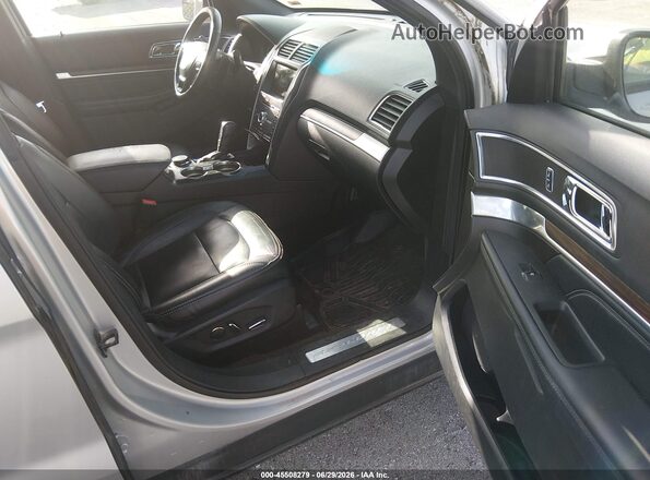 1FM5K8F87HGC39183 2017 FORD EXPLORER Silver Front interior view