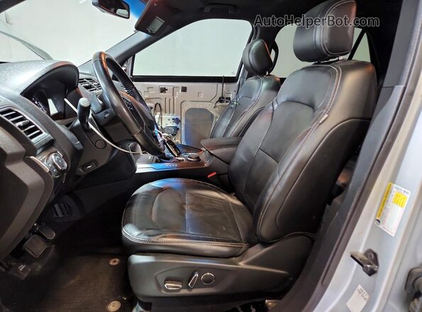 1FM5K8F88HGC23722 2017 FORD EXPLORER Серебряный Вид салона спереди