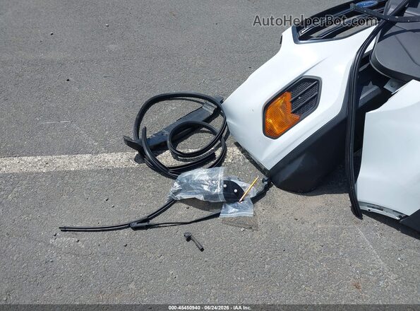 1FMCU0F70HUB74477 2017 FORD ESCAPE White Widok wnętrza 360 stopni