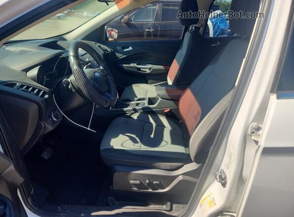 1FMCU0G98HUD67167 2017 FORD ESCAPE Белый Вид салона спереди
