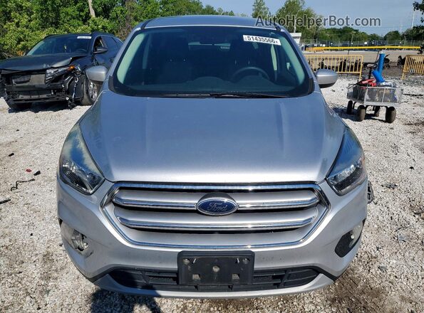 1FMCU0GD0HUF04090 2017 FORD ESCAPE Silver Widok z przodu