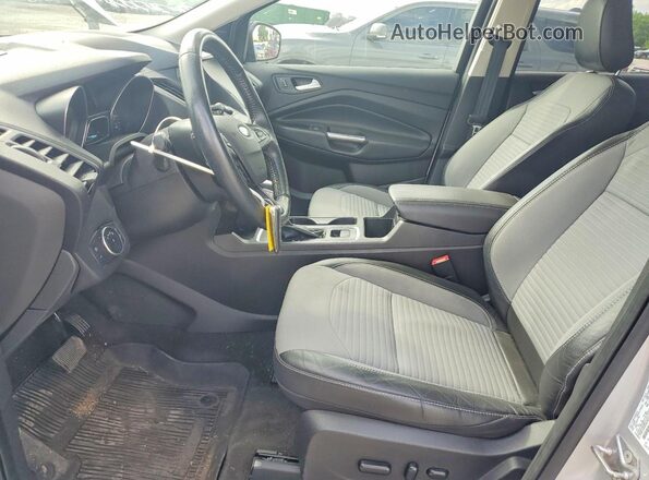 1FMCU0GD3KUB30825 2019 FORD ESCAPE Серебряный Вид салона спереди