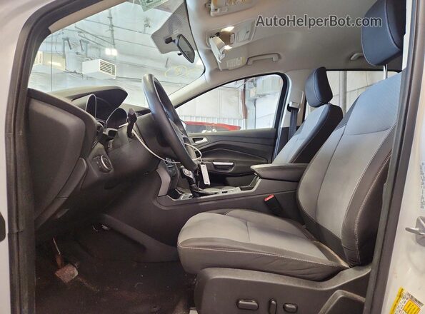 1FMCU0GD4JUA04651 2018 FORD ESCAPE Белый Вид салона спереди