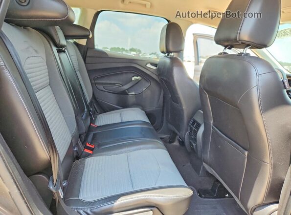 1FMCU0GD5HUA38639 2017 FORD ESCAPE Gray Vista interior trasera