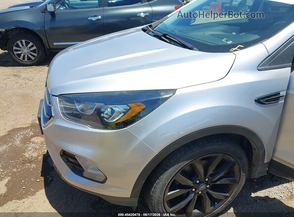 1FMCU0GD5KUB80500 2019 FORD ESCAPE Silver Widok z przodu