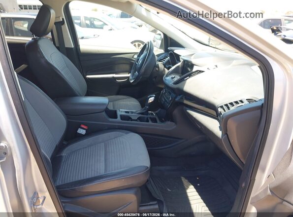 1FMCU0GD5KUB80500 2019 FORD ESCAPE Silver Widok wnętrza z przodu