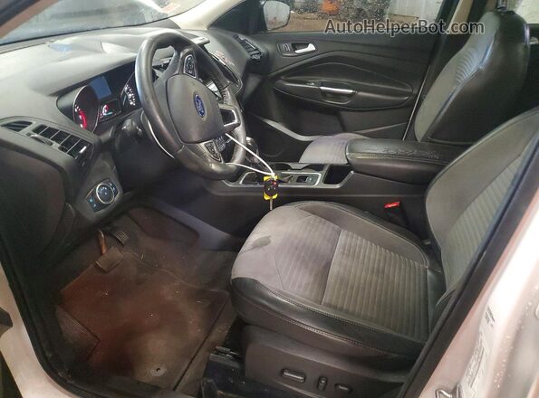 1FMCU0GD6HUB49913 2017 FORD ESCAPE White Вид салону спереду