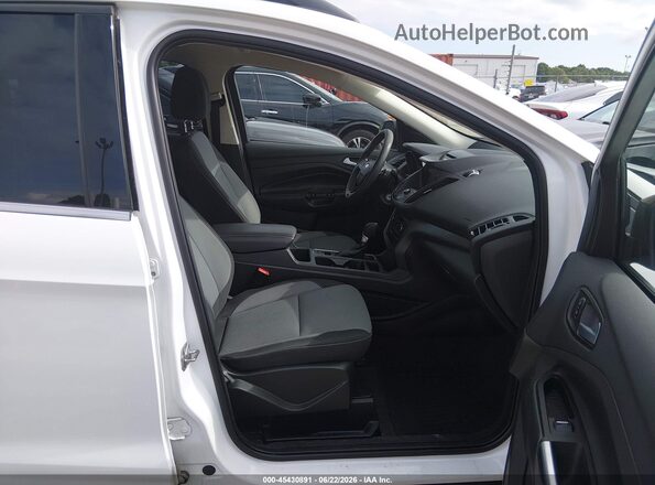 1FMCU0GD7HUC76864 2017 FORD ESCAPE Белый Вид салона спереди