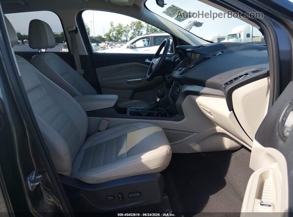 1FMCU0GD8HUD24498 2017 FORD ESCAPE Серый Вид салона спереди