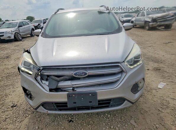 1FMCU0GD9HUD38281 2017 FORD ESCAPE Gray Widok z przodu