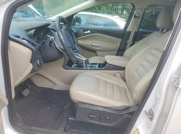 1FMCU0HD5JUD00048 2018 FORD ESCAPE White Front interior view