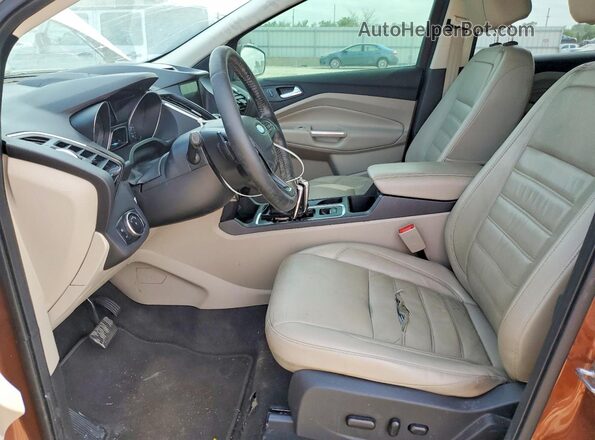 1FMCU0JD2HUA77441 2017 FORD ESCAPE Оранжевый Вид салона спереди