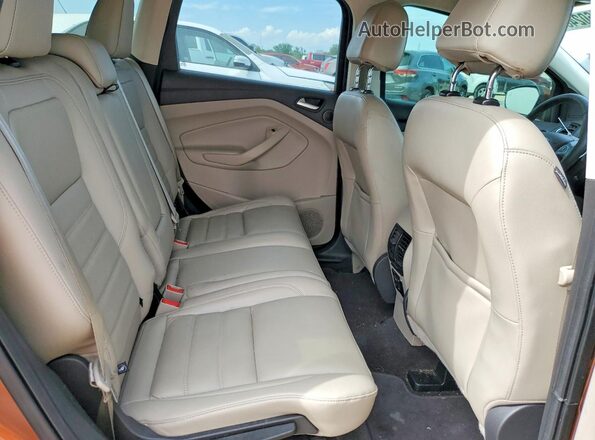 1FMCU0JD2HUA77441 2017 FORD ESCAPE Оранжевый Вид задней части салона