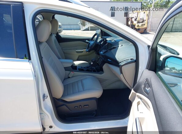 1FMCU0JD7HUC47664 2017 FORD ESCAPE White Вид салону спереду