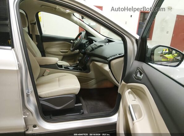 1FMCU9G98HUE75194 2017 FORD ESCAPE Silver Widok wnętrza z przodu