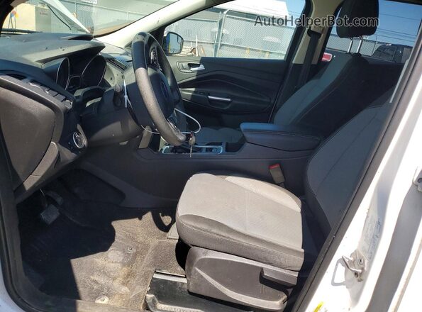 1FMCU9GD0HUA05259 2017 FORD ESCAPE White Вид салону спереду