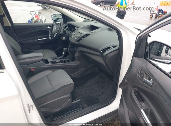 1FMCU9GD2HUA91366 2017 FORD ESCAPE Белый Вид салона спереди