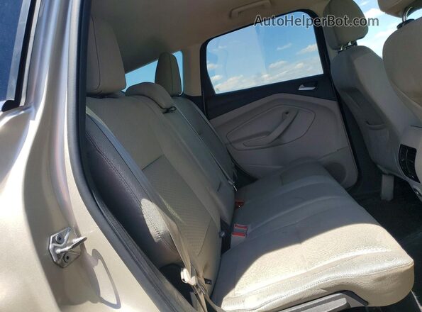 1FMCU9GD6HUC79341 2017 FORD ESCAPE Gold Widok wnętrza z tyłu