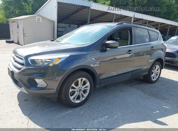 1FMCU9GD8JUC88323 2018 FORD ESCAPE Gray წინა მარცხენა ხედი სამი მეოთხედიდან