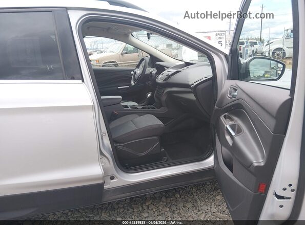1FMCU9GD8JUD08604 2018 FORD ESCAPE Серебряный Вид салона спереди