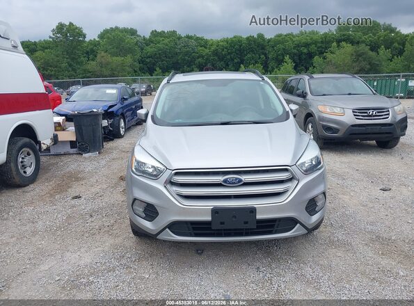 1FMCU9GD9JUA83075 2018 FORD ESCAPE Silver Widok z przodu