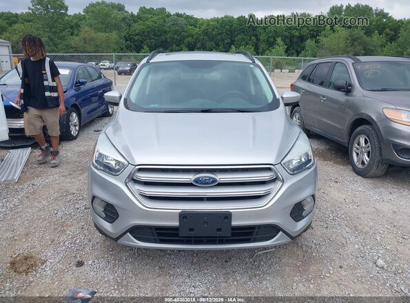 1FMCU9GD9JUA83075 2018 FORD ESCAPE Silver Widok zestawu wskaźników