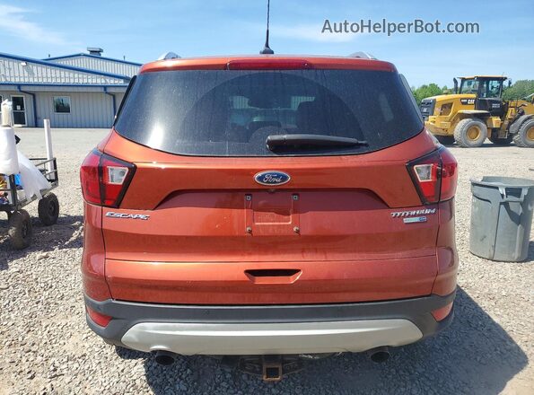1FMCU9J98KUB33549 2019 FORD ESCAPE Orange Вид ззаду
