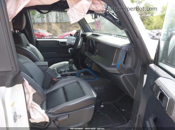 1FMEE1BH0RLA92606 2024 FORD BRONCO Белый Вид салона спереди