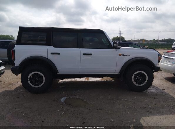 1FMEE5DP8NLB52637 2022 FORD BRONCO White Widok wnętrza z tyłu