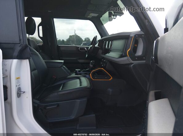 1FMEE5DP8NLB52637 2022 FORD BRONCO White Widok wnętrza z przodu