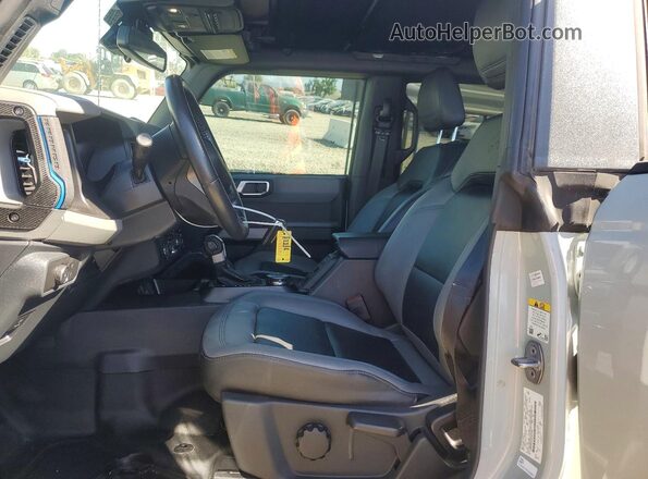 1FMEE5DP9NLB07366 2022 FORD BRONCO Gray Vista interior delantera