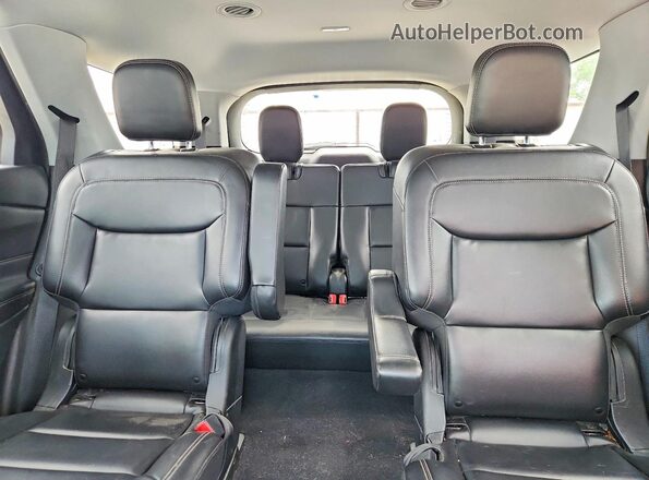 1FMSK7DH8NGA21474 2022 FORD EXPLORER Red Widok tylnych siedzeń