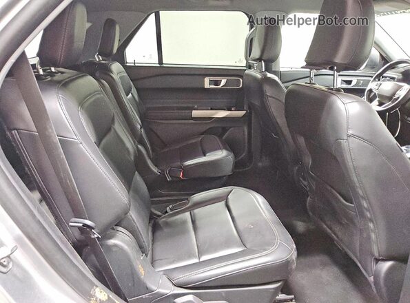 1FMSK8DH1NGA69310 2022 FORD EXPLORER Silver Rear interior view