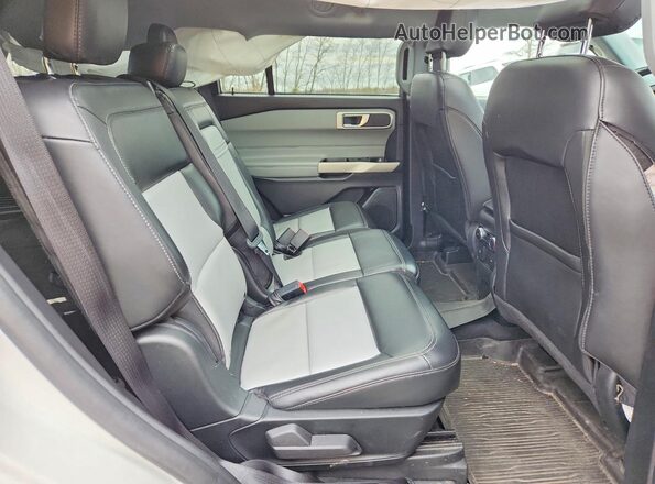 1FMSK8DH6NGA72333 2022 FORD EXPLORER White Вид задньої частини салону