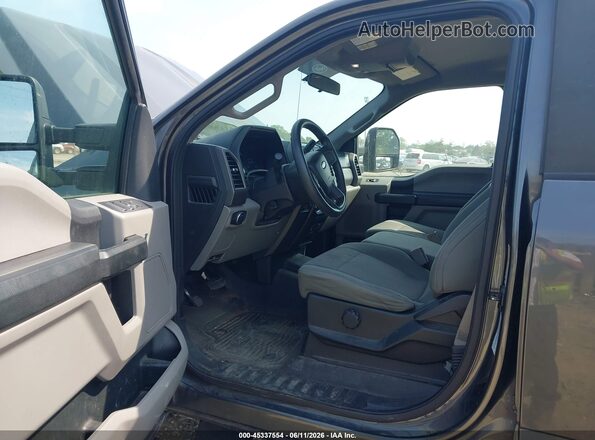 1FT7W2B69JEB16795 2018 FORD F-250 Silver Front interior view