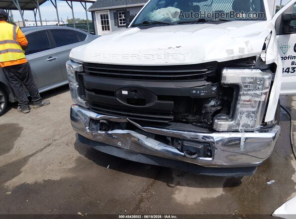 1FT7X2A69HEC88446 2017 FORD F-250 White Widok z przodu