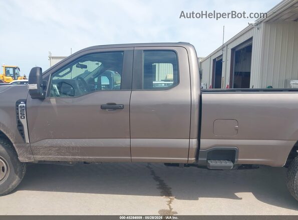 1FT7X2BAXPED78352 2023 FORD F-250 Коричневый Панорамный вид салона 360°