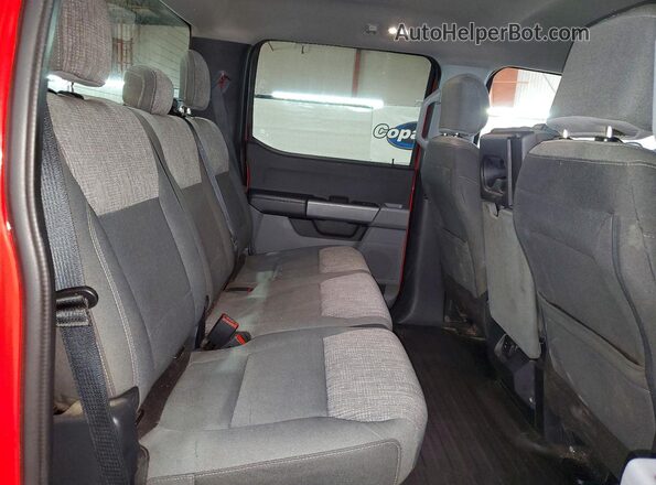 1FTEW1EB7MKE01771 2021 FORD F150 Red Widok tylnych siedzeń
