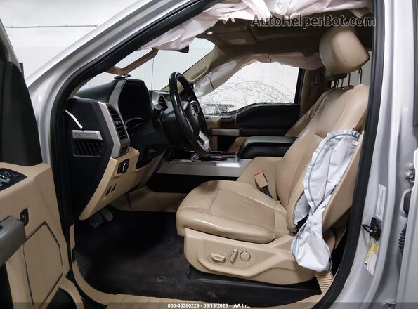 1FTEW1EP2HKC82626 2017 FORD F150 Silver Widok wnętrza z przodu