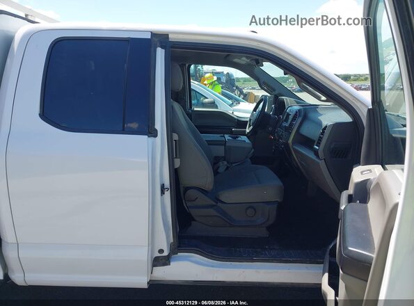 1FTEX1CP2GKD60479 2016 FORD F150 White Front interior view