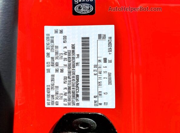 1FTMF1C53PKF64009 2023 FORD F150 Red Vista del compartimento del motor