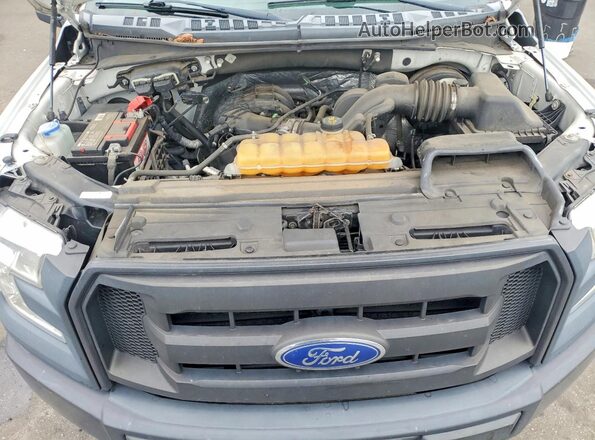 1FTMF1C80HKD38585 2017 FORD F150 White Widok wnętrza z tyłu