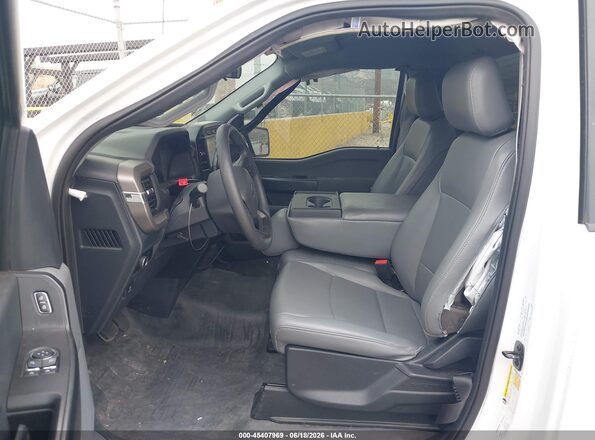 1FTMF1K5XRKD17106 2024 FORD F150 White Widok wnętrza z przodu