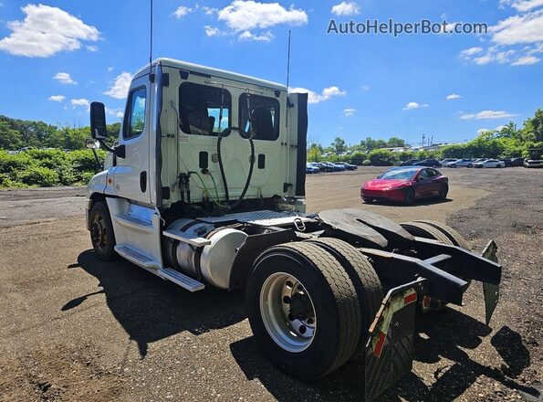 1FUBGDBG1GLHJ8358 2016 FREIGHTLINER CASCADIA White 