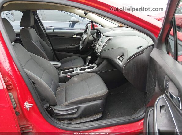 1G1BC5SM2J7240679 2018 CHEVROLET CRUZE Red Widok wnętrza z przodu