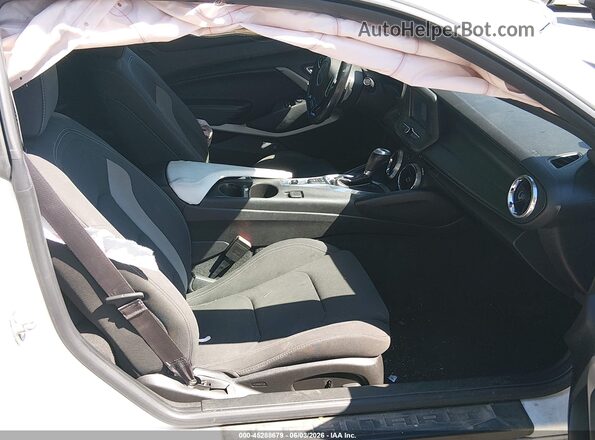 1G1FB1RSXH0106331 2017 CHEVROLET CAMARO Белый Вид салона спереди