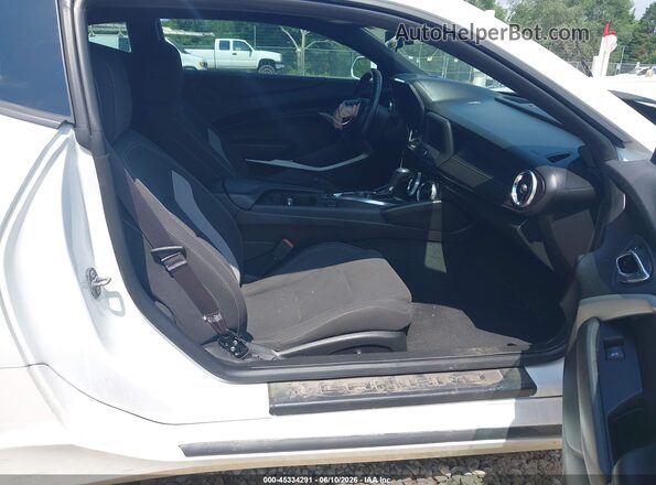1G1FB1RX5H0153262 2017 CHEVROLET CAMARO White Widok wnętrza z przodu